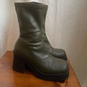 Steve Madden Klayton green boots size 8!